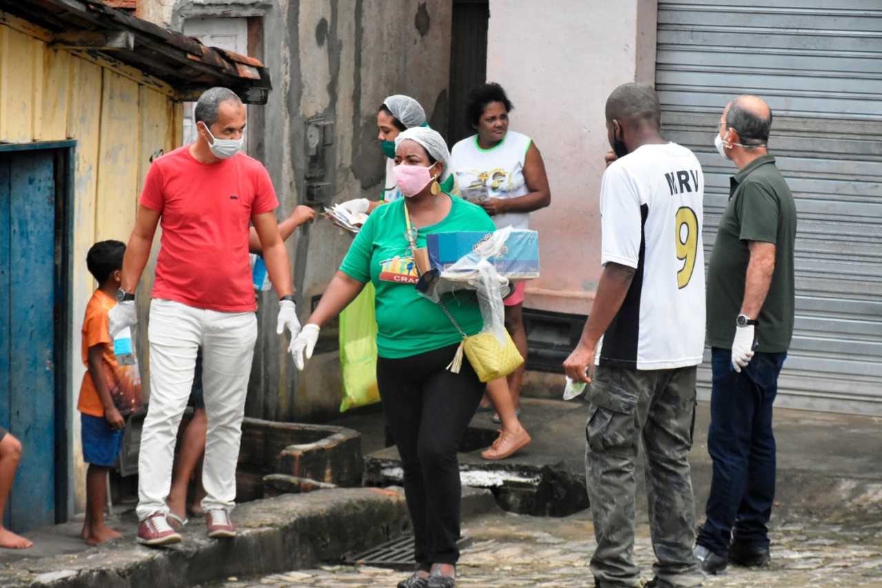 Camacã: Prefeitura distribui pão, leite e máscaras para famílias em São João do Panelinha